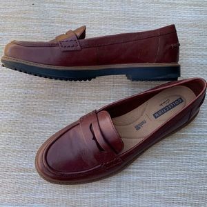 Clark’s Collection Cushioned leather penny loafers. Great for walking sz 7.5